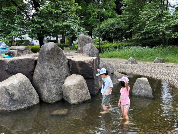 三ツ池公園で水遊び