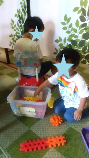 夢中でオモチャ遊びをする子どもたち