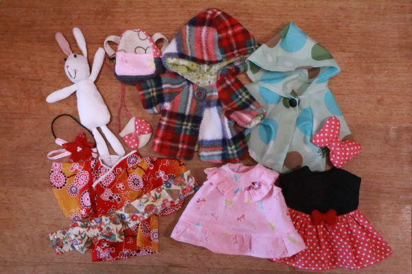 趣味も兼ねた手作り人形グッズ