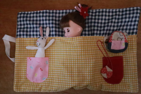人形用の収納袋。作り方は本を参考にしたそう