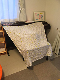 ガーゼおくるみを屋根にして作った隠れ家