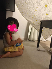 ガーゼおくるみの屋根の隠れ家の中で遊ぶ子ども