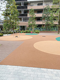マンション敷地内の広場