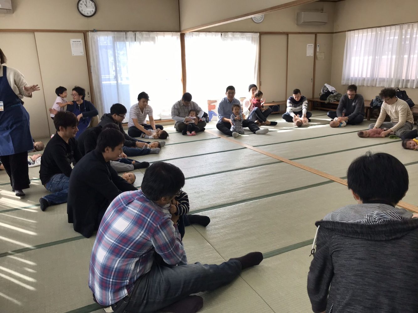 車座で赤ちゃん紹介