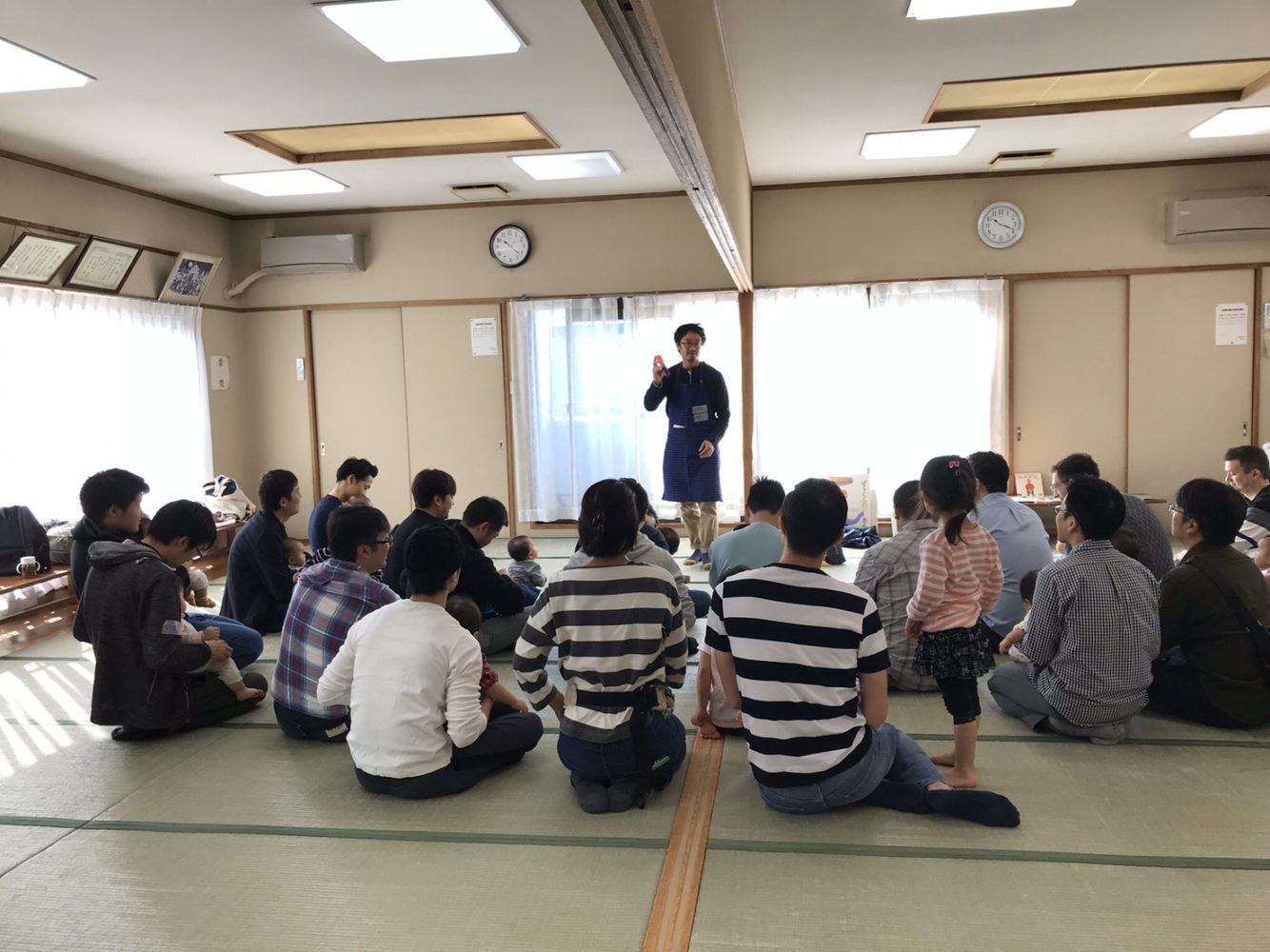 現役保育士パパである大倉山保育園の今本先生の絵本の読み聞かせ実演