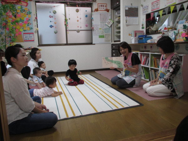 スタッフの方による絵本の読み聞かせ