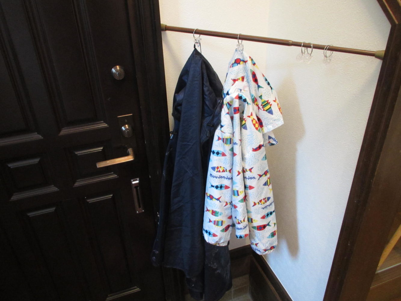 玄関のレインコート掛け