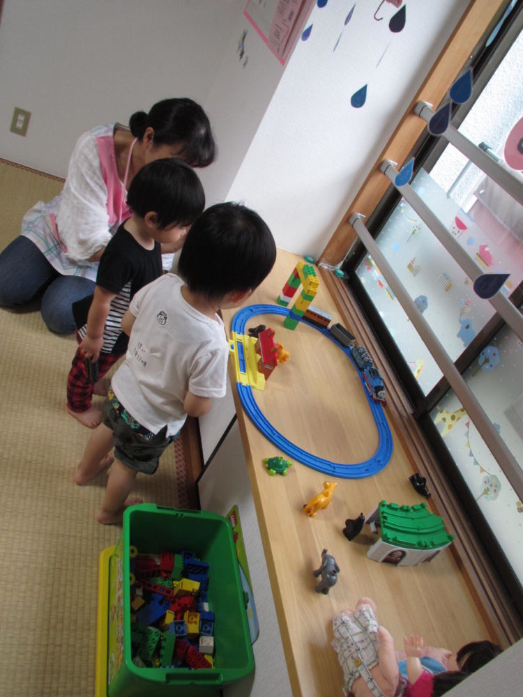 プラレールで遊ぶ子ども