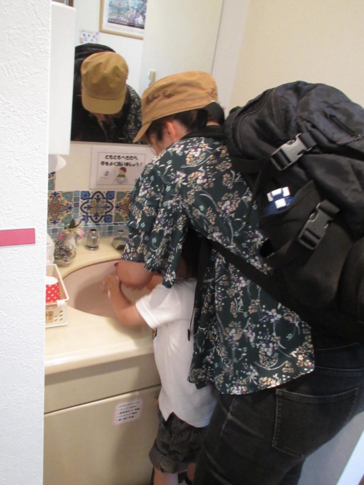 入口での手洗いの様子