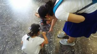 鶴見川流域の衛星写真が床に貼られています。
その中から自分の家を探してシールを貼ることができます。