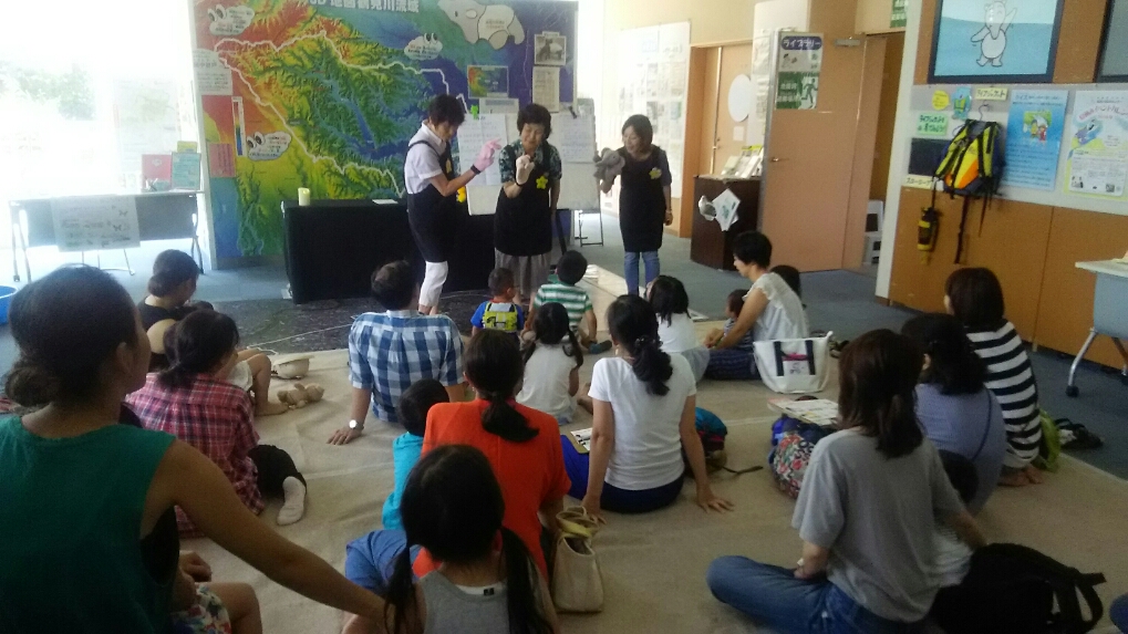 ツルさんバクちゃんのお話会の様子